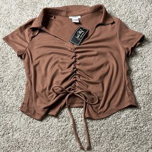 47 🤎NWT Juniors size XL, brown crop top with collar and tie in front.